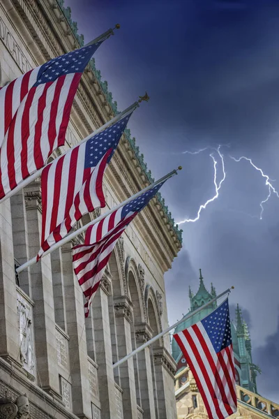 波士顿大楼和美国国旗在即将来临的风暴中 马萨诸塞州 — 图库照片