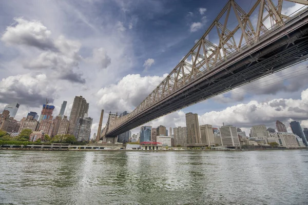 ニューヨーク州ルーズベルト島からマンハッタンのスカイライン ストック画像