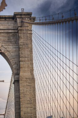 Brooklyn Köprüsü Kulesi, New York 'un arka planında gökyüzü renkleri.