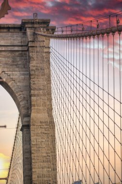 New York 'taki Brooklyn Köprüsü' nün yüksek kulesi..