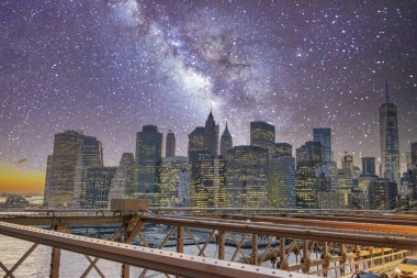 Brooklyn Köprüsü 'nden Lower Manhattan, yıldızlı bir gecede, New York City - ABD.