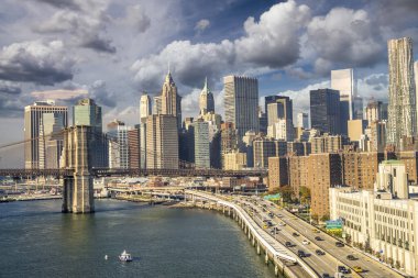Brooklyn, ABD 'den aşağı Manhattan gün batımı silueti.
