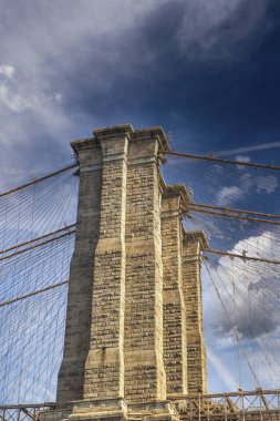 New York 'taki Brooklyn Köprüsü' nün yüksek kulesi..