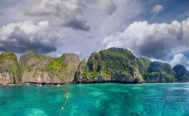 Gemideki turistler Maya Körfezi 'ni ziyaret ediyor, resif gençleştirme için kapalılar. Phi Phi Leh, Tayland.