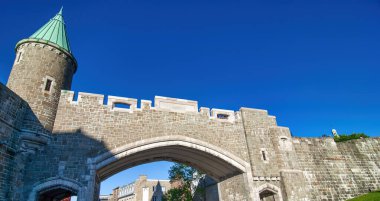 Quebec City 'deki Porte St Jean. Güzel güneşli bir günde yukarı doğru manzara, Kanada