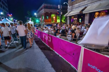 MONTREAL, CANADA - 2008 AĞUSTOS: Yaz mevsiminde gece turistlerle dolu şehir sokakları.