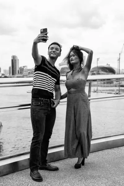 Şehirdeki Bir Köprüde Selfie Çeken Asyalı Genç Çift — Stok fotoğraf