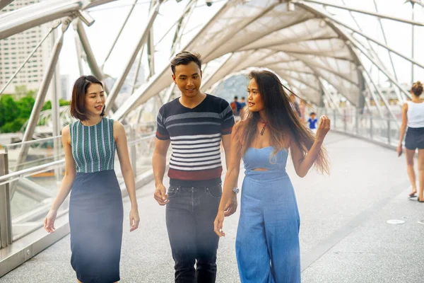 Три Щасливих Молодих Азіатських Друзів Стоять Вулиці Йдуть Міським Мостом — стокове фото