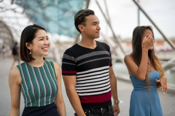 Tres Feliz Joven Asiático Amigos Aire Libre Pie Caminando Largo — Foto de Stock