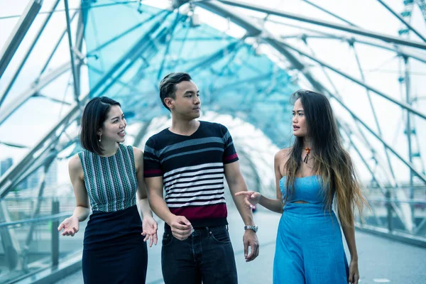 Drie Gelukkige Jonge Aziatische Vrienden Buiten Staande Wandelen Langs Stadsbrug — Stockfoto