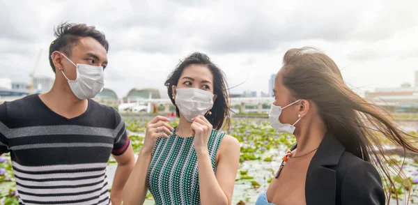 Drie Gelukkige Jonge Aziatische Vrienden Outdoor Dragen Gezichtsmasker Covid Pandemie — Stockfoto