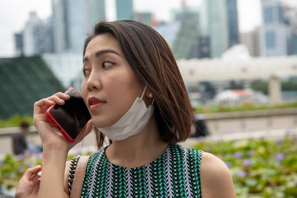 Junge Asiatinnen Tragen Gesichtsmaske Bei Pandemie Mit Smartphone — Stockfoto