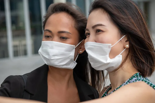 Две Счастливые Молодые Азиатские Подруги Открытом Воздухе Маске Профилактики Пандемии — стоковое фото