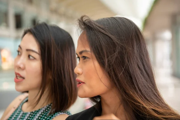 Dos Hermosa Joven Asiático Amigos Centro Comercial Centro Comercial Pie — Foto de Stock