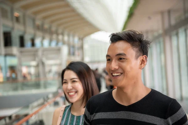 Glückliches Paar Besucht Einkaufszentrum Geht Spazieren Und Lächelt — Stockfoto