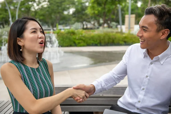 Buitenzakelijke Vergadering Een Aziatische Man Een Aziatische Vrouw Bespreken Zakelijke — Stockfoto