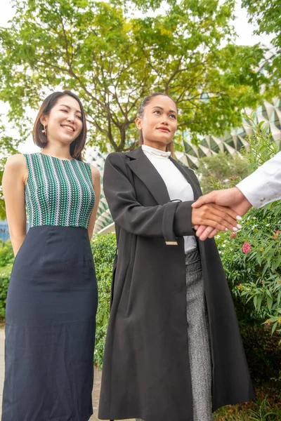 Spotkanie Biznesowe Jeden Azjata Mężczyzna Dwie Azjatyckie Kobiety Uścisk Dłoni — Zdjęcie stockowe