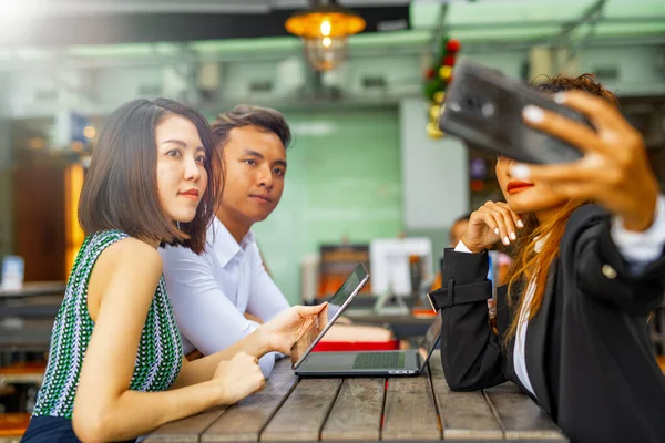 Reunión Negocios Aire Libre Dos Mujeres Asiáticas Hombre Asiático Sentado — Foto de Stock