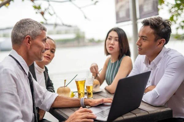 屋外でのビジネスミーティング レストランのテーブルに座っていた二人のアジア系女性 一人のアジア系男性と一人の白人男性 — ストック写真