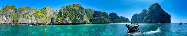 タイのPhi Phi Leh 2019年12月24日 ボートでの観光客はマヤ湾を訪れ サンゴ礁の若返りのために閉鎖しました — ストック写真