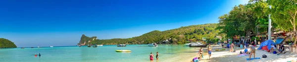 Phi Phi Don Tajlandia Grudzień 2019 Turyści Cieszą Się Plażą — Zdjęcie stockowe