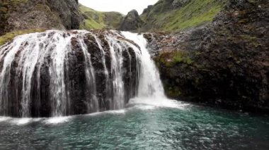 Stjornarfoss Şelaleleri yaz mevsiminde, inanılmaz hava manzarası