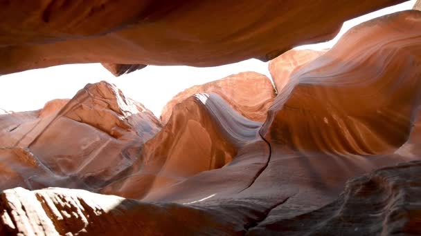 Mouvement lent de l'incroyable Antelope Canyon en saison estivale, roches rouges — Video