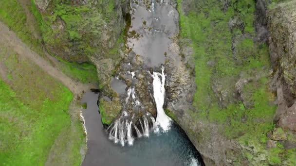 Stjornarfoss, Island. Vacker antenn utsikt över vattenfall under sommarsäsongen — Stockvideo