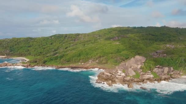 Καταπληκτική εναέρια θέα του Γκραντ Ανς στο νησί Λα Ντιγκ, Σεϋχέλλες. Ωκεανός και δάση — Αρχείο Βίντεο
