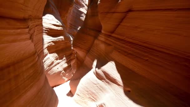Rallentatore dell'incredibile Antelope Canyon nella stagione estiva, rocce rosse — Video Stock