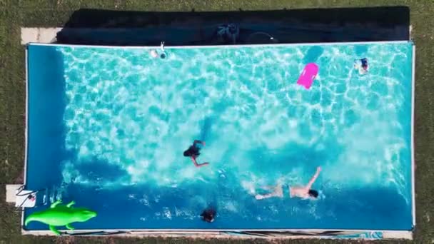 Három gyermekből álló csoport, akik egy gyönyörű medencében töltik a szabadidejüket — Stock videók
