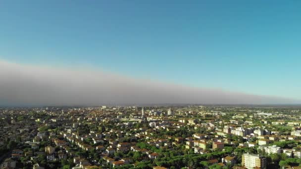 Letecký pohled na krajinu se žhářstvím. Kouř k obloze, pohled z bezpilotního letounu — Stock video