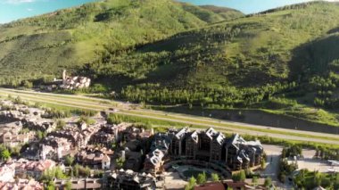 Vail, Colorado. Yaz günbatımında şehir manzarası inanılmaz.