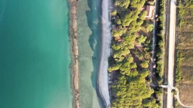 İnsansız hava aracından İtalya 'nın Toskana kıyı şeridine inanılmaz bir hava manzarası.