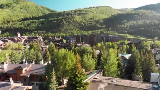 Vail, Colorado. Fantastisk antenn utsikt över stadsbilden på sommaren solnedgång — Stockvideo