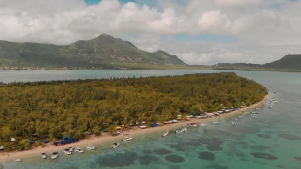 Luchtfoto vanaf drone van Benitiers Island, Mauritius — Stockvideo