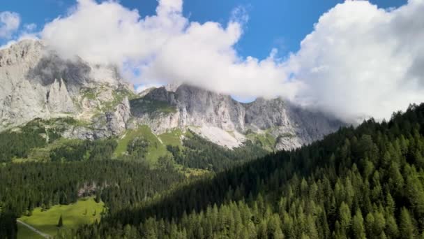 Letecký pohled na italské Dolomity v letní sezóně — Stock video