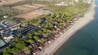 Yaz mevsiminde Toskana kıyı şeridinin inanılmaz hava manzarası, İtalya