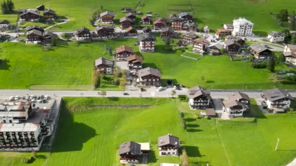 Vue aérienne imprenable sur Sappada, petite ville des Dolomites, Italie — Video