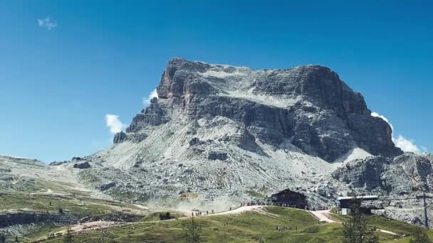 Cinque Torri, Alpes italianos. Cinco torres picos de montaña — Vídeos de Stock