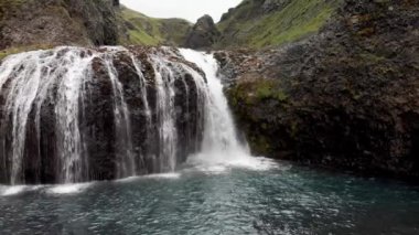 Stjornarfoss Şelaleleri yaz mevsiminde. İzlanda Doğal Arazisi.