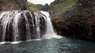 Stjornarfoss Şelaleleri yaz mevsiminde. İzlanda Doğal Arazisi.