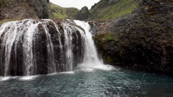 Stjornarfoss夏の季節に滝 アイスランドの自然景観 — ストック動画