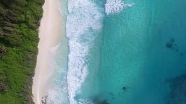 Güzel dalgalı mavi denizin hava görüntüleri