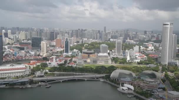 SINGAPUR - 2. JANUAR 2020: Luftaufnahme der Skyline von Marina Bay von einem Dach der Stadt — Stockvideo