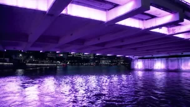 SINGAPORE - JANUARI 3, 2020: Stad nacht skyline van een veerboot in Singapore River — Stockvideo