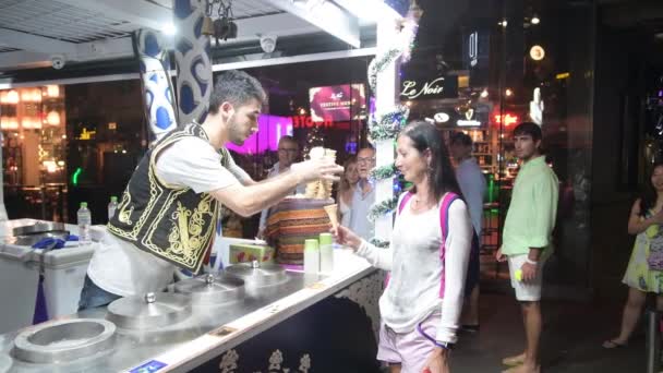 SINGAPORE - JANUARY 3, 2020: Perempuan memerintahkan Ice Cream dari Street Vendor yang terkenal di Clarke Quay pada malam hari — Stok Video