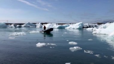 JOKULSARLON, ICELAND - AĞUSTOS 2019: Jokulsarlon Lagoon Buzdağlarının zirve sezonundaki güzel manzarası, İzlanda