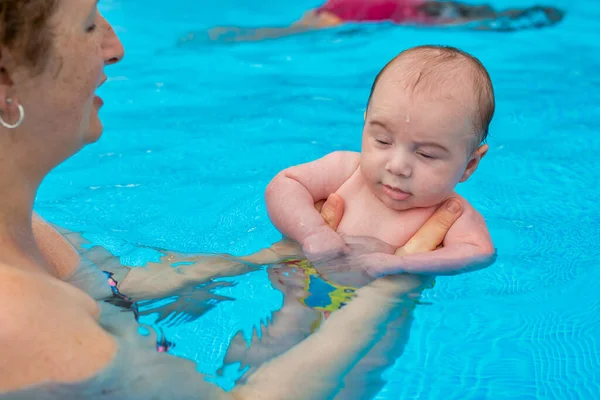 Pasgeboren Baby Armen Van Moeder Het Zwembad — Stockfoto