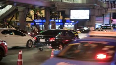 BANGKOK - Aralık 2019: Bangkok 'ta gece şehir trafiği